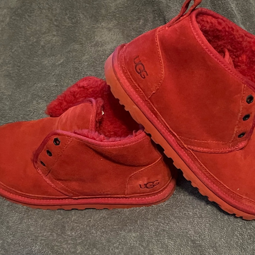 UGG NEUMEL IN RED SIZE 9